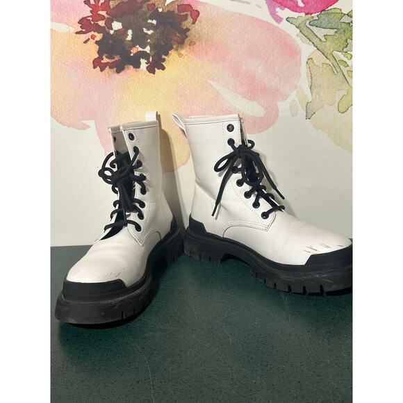 LiLiana Women's White/ Black Unlined Combat Boots, Size 7 1/2 Lace Up Chunky - Picture 4 of 8